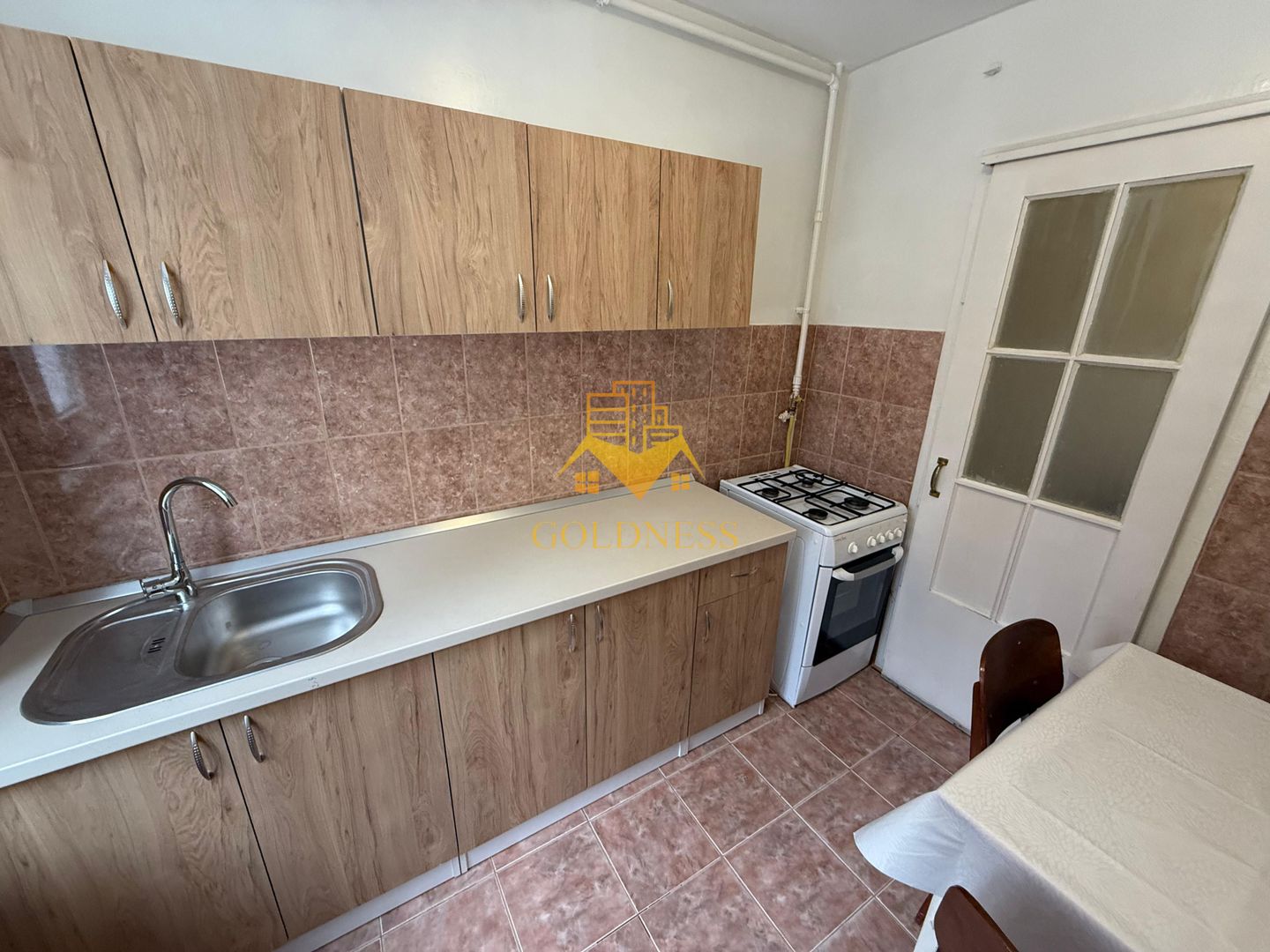 3 camere semidecomandate, balcon, Gheorgheni, Hotel Royal, P-ta Hermes - Poză 2