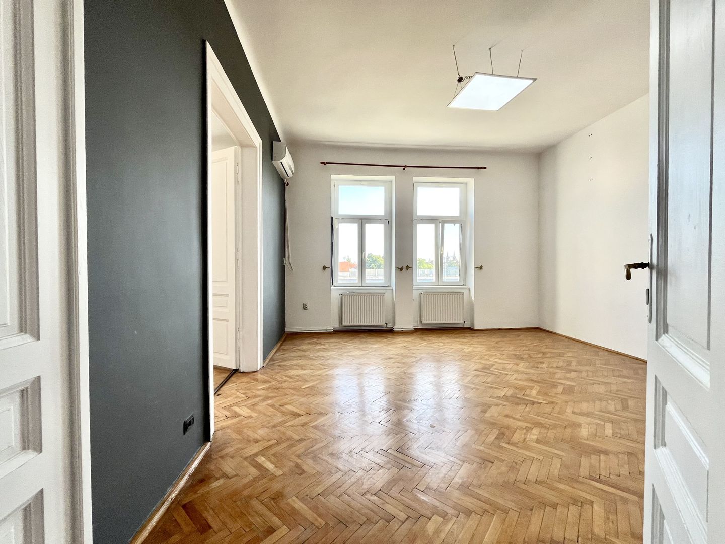 Un apartament spațios cu  2 camere, in , zona Centrala - Take Ionescu - Poză 6