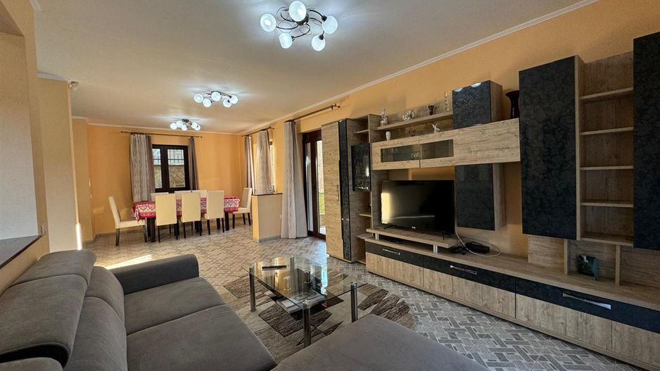 Rezidenta distincta, design arhitectural rafinat, priveliste minunata in Corunca - Poză 1