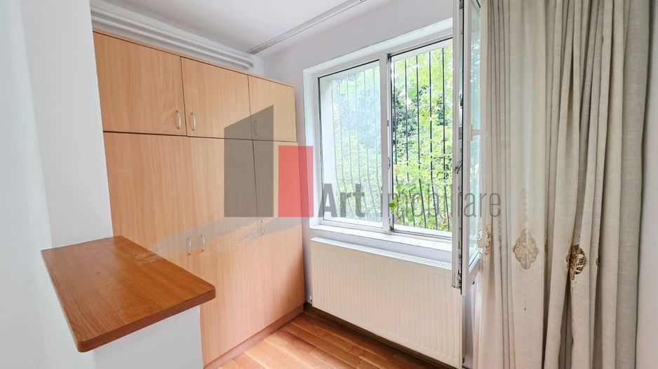 Apartament spațios cu 4 camere Crangasi - Poză 9