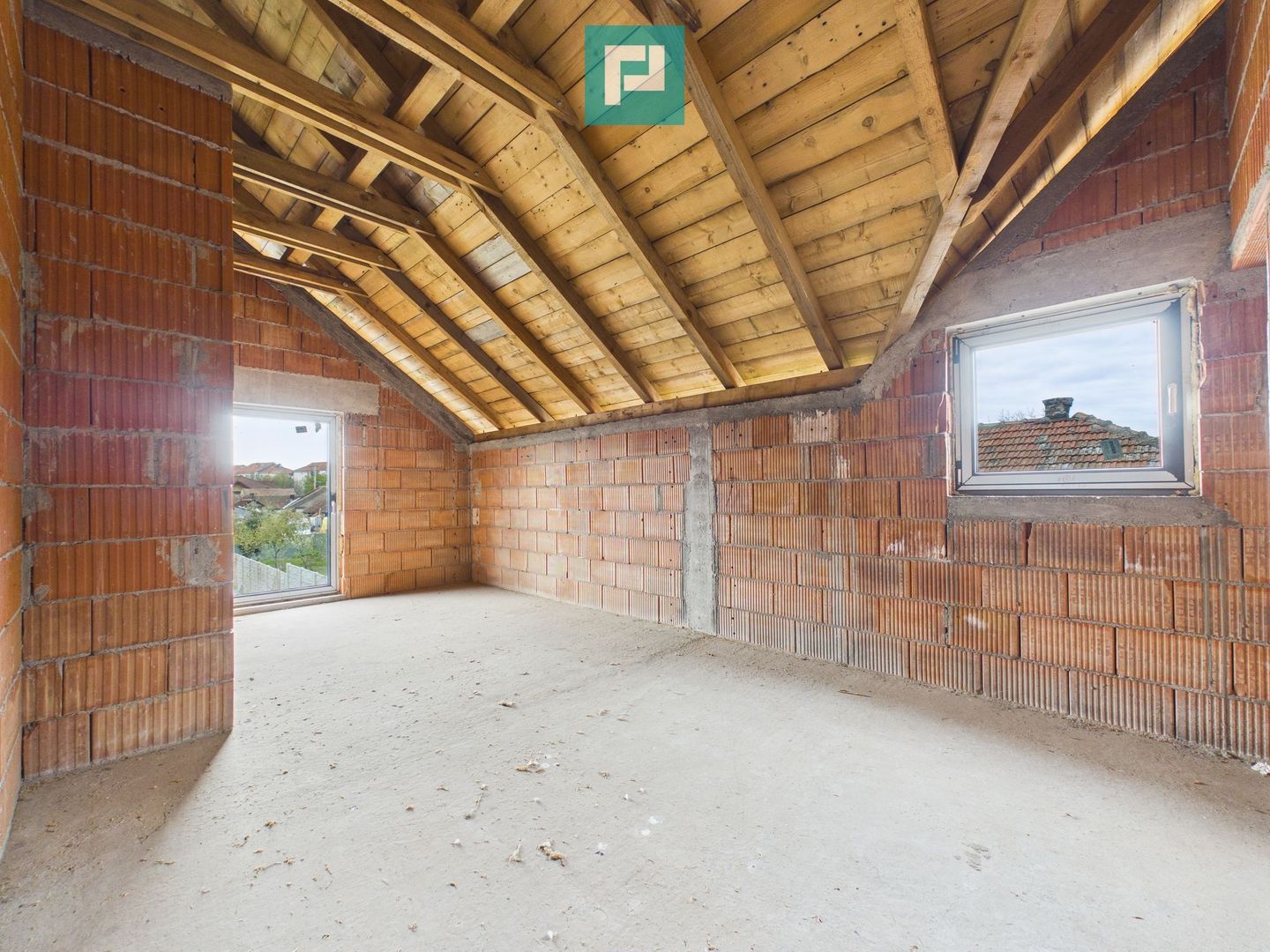 Casă la roșu cu piscină-Pârneava-767 mp teren - Poză 6