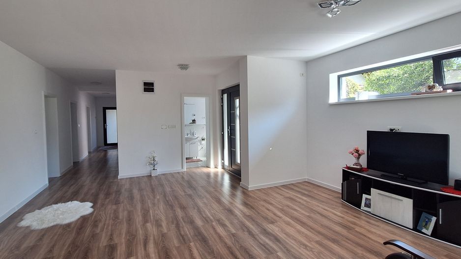 Casa individuala parter cu garaj - Dumbravita - Poză 6