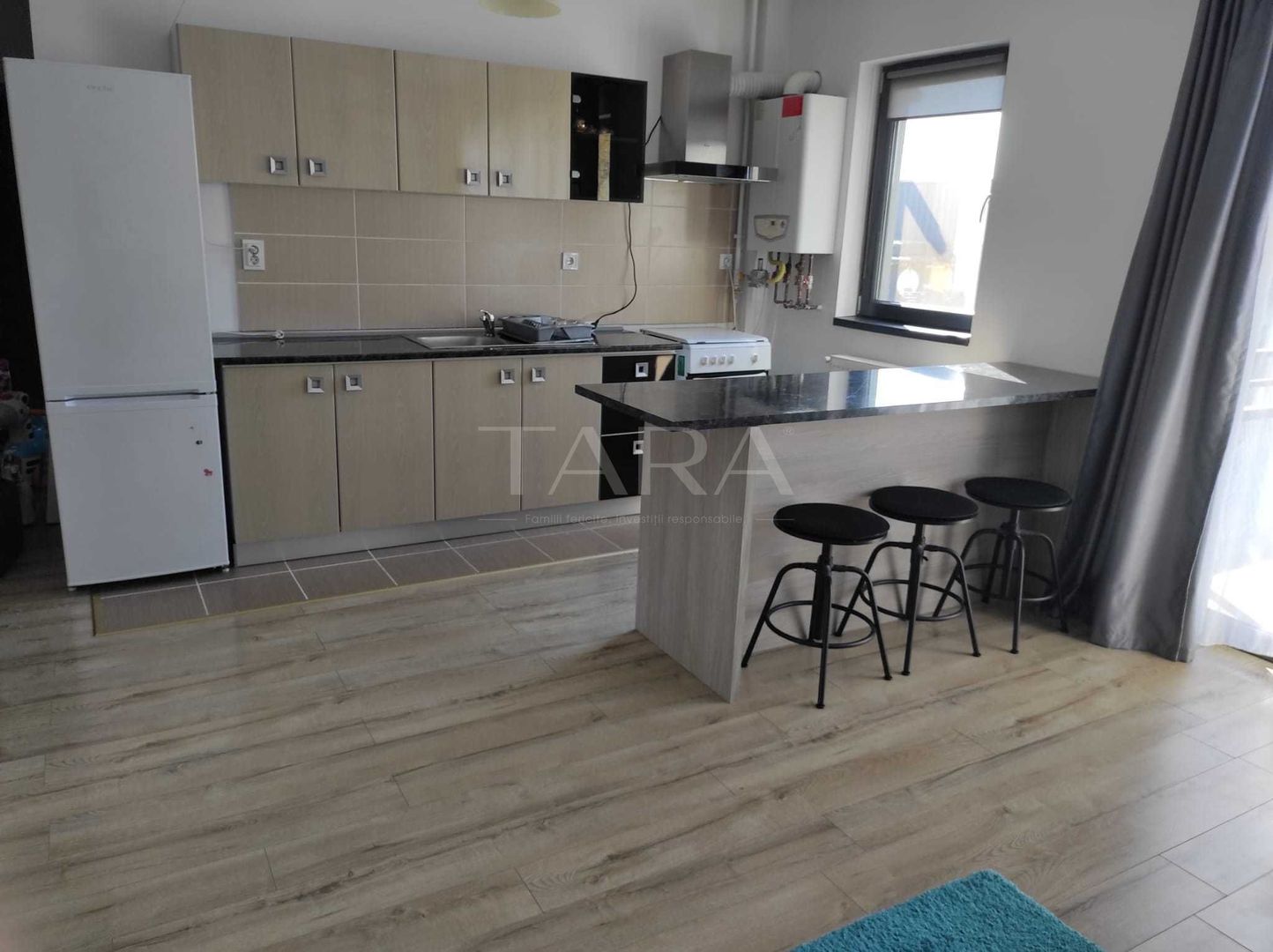 Apartament cu 2 camere, mobilat și utilat, parcare inclusă. - Poză 2