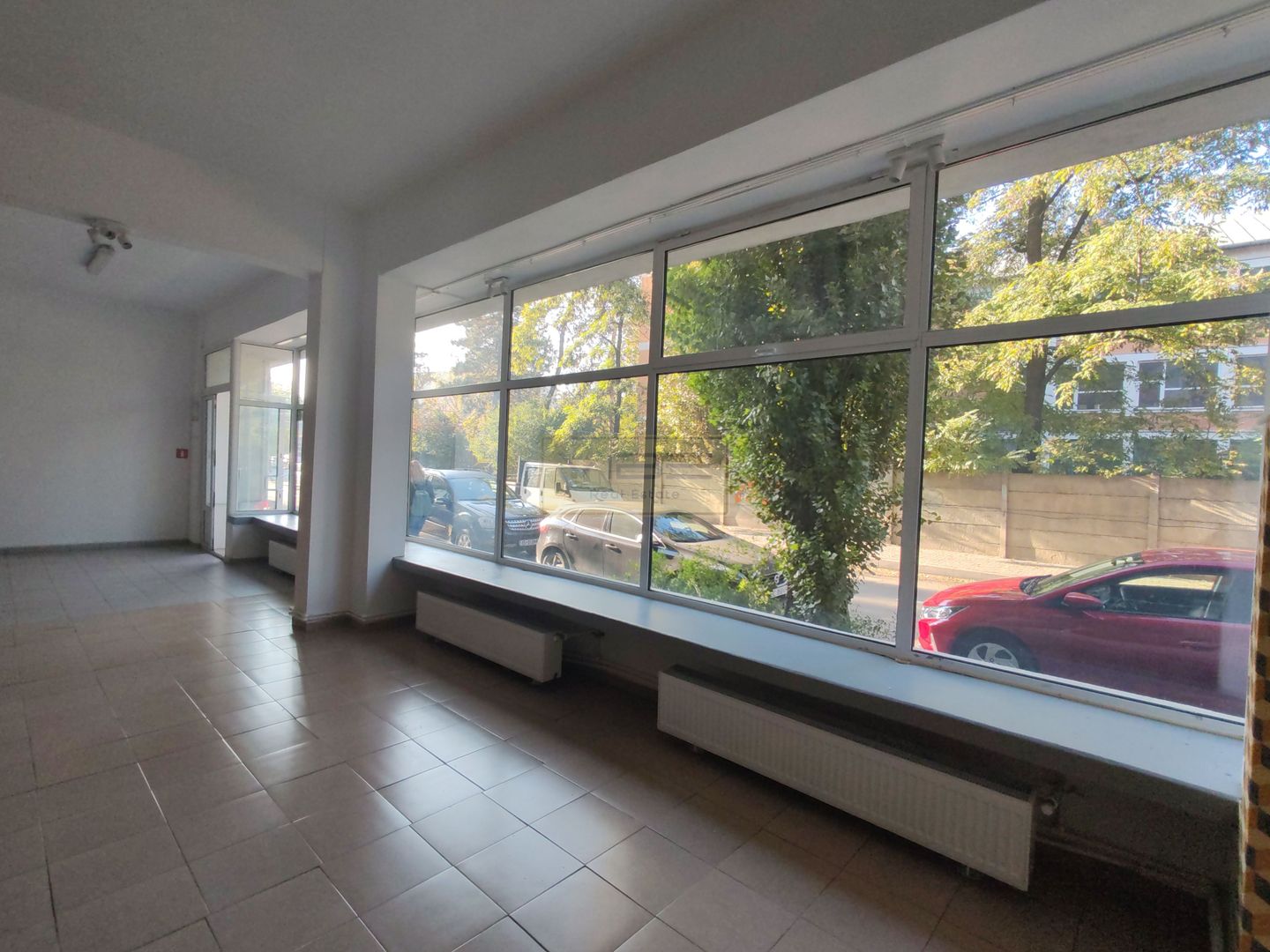 Spațiu comercial - deschidere 10 ml-amenajat! - Poză 1