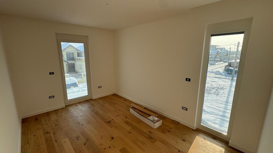 Duplex despărțit prin perete dublu/ Garaj - Poză 24