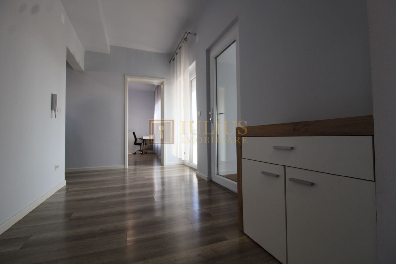 Casa cu 3 camere, locuri de  parcare, curte - Poză 17