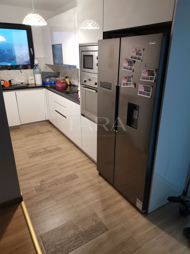 Apartament cu 3 camere, terasă de 30mp cu piscină, 2 parcări subterane - Poză 2