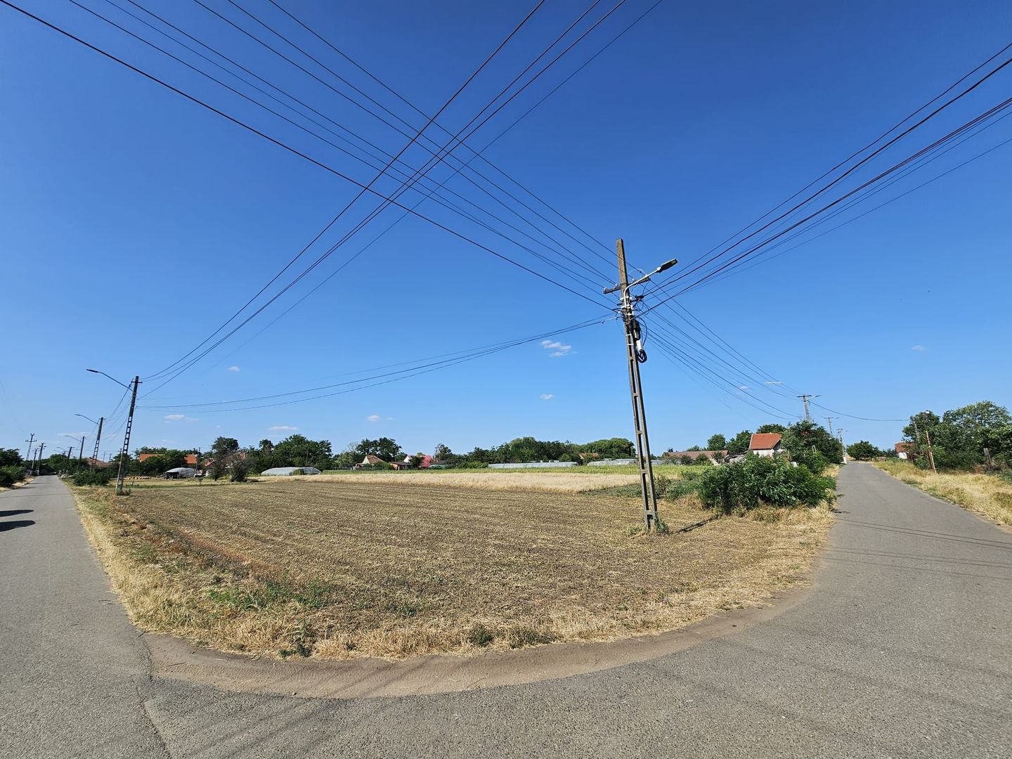 Teren intravilan generos 2 fronturi 900 mp Curtici Jud Arad - Poză 3