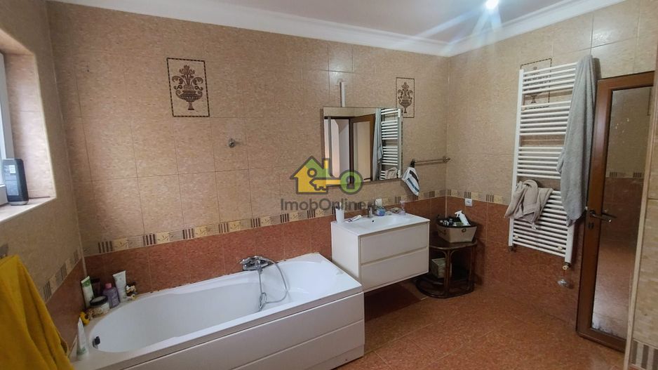 Vilă elegantă cu design luxos și grădină superb amenajată în Șag - Poză 11