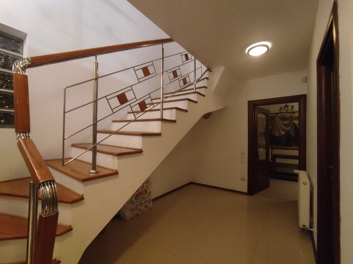 Vilă de închiriat ideală pentru reședință privată sau spațiu de business - Poză 3