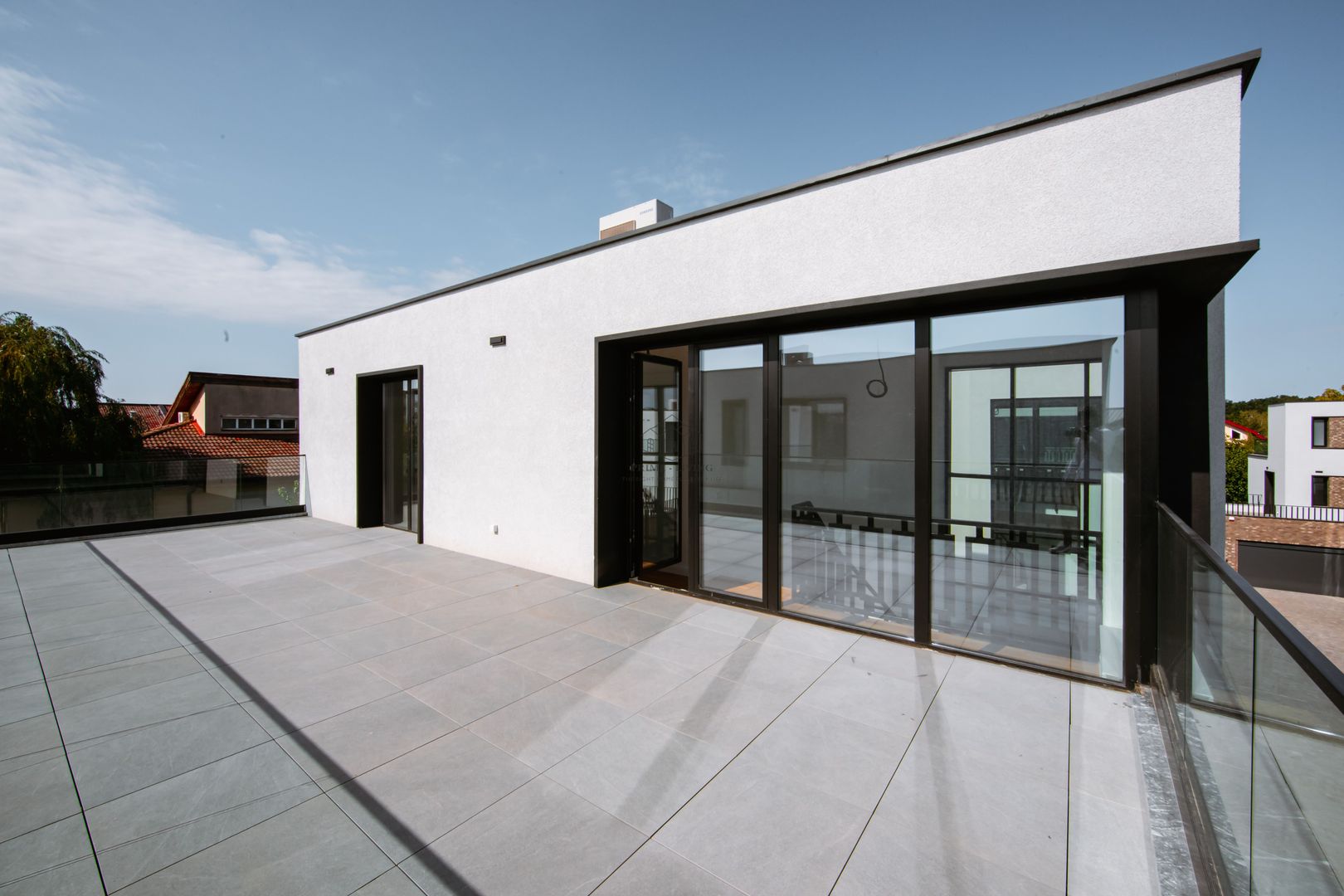 VILA SUPERBĂ CU 4 DORMITOAARE ȘI PISCINA LA INCHIRIERE - Poză 38