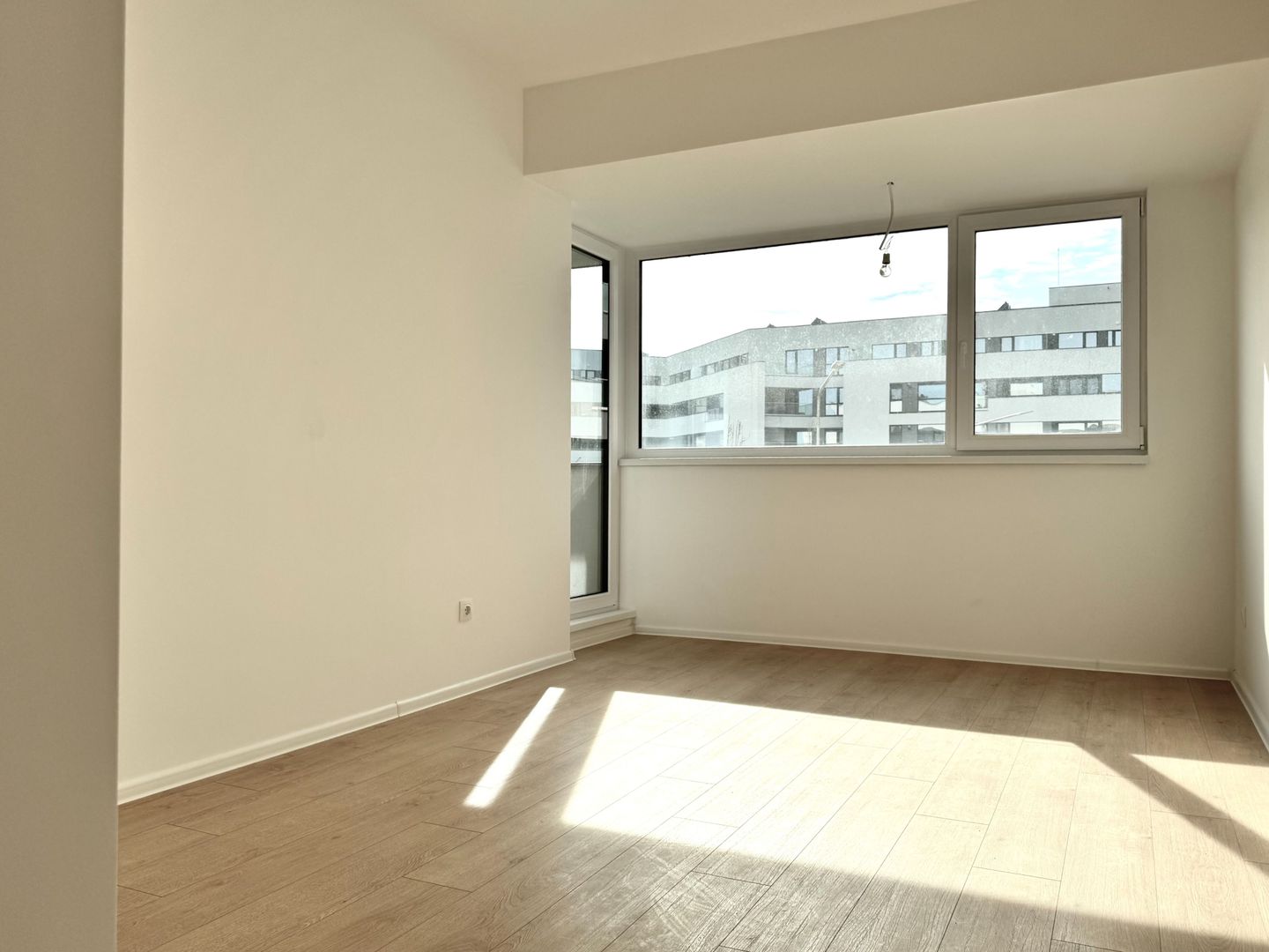 3 camere. Dormitor matrimonial cu baie en-suite. 83 mp Utili. - Poză 16
