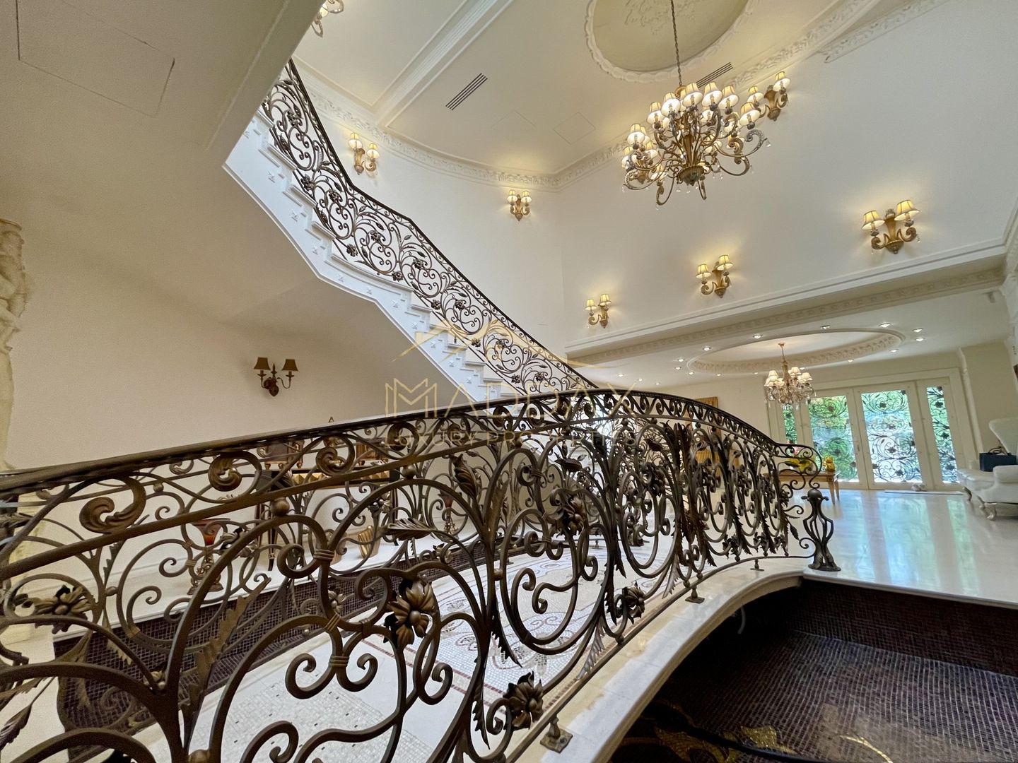 Impressive Villa *1500 SQM usable* 2613 SQM land / Open to the lake - Poză 16