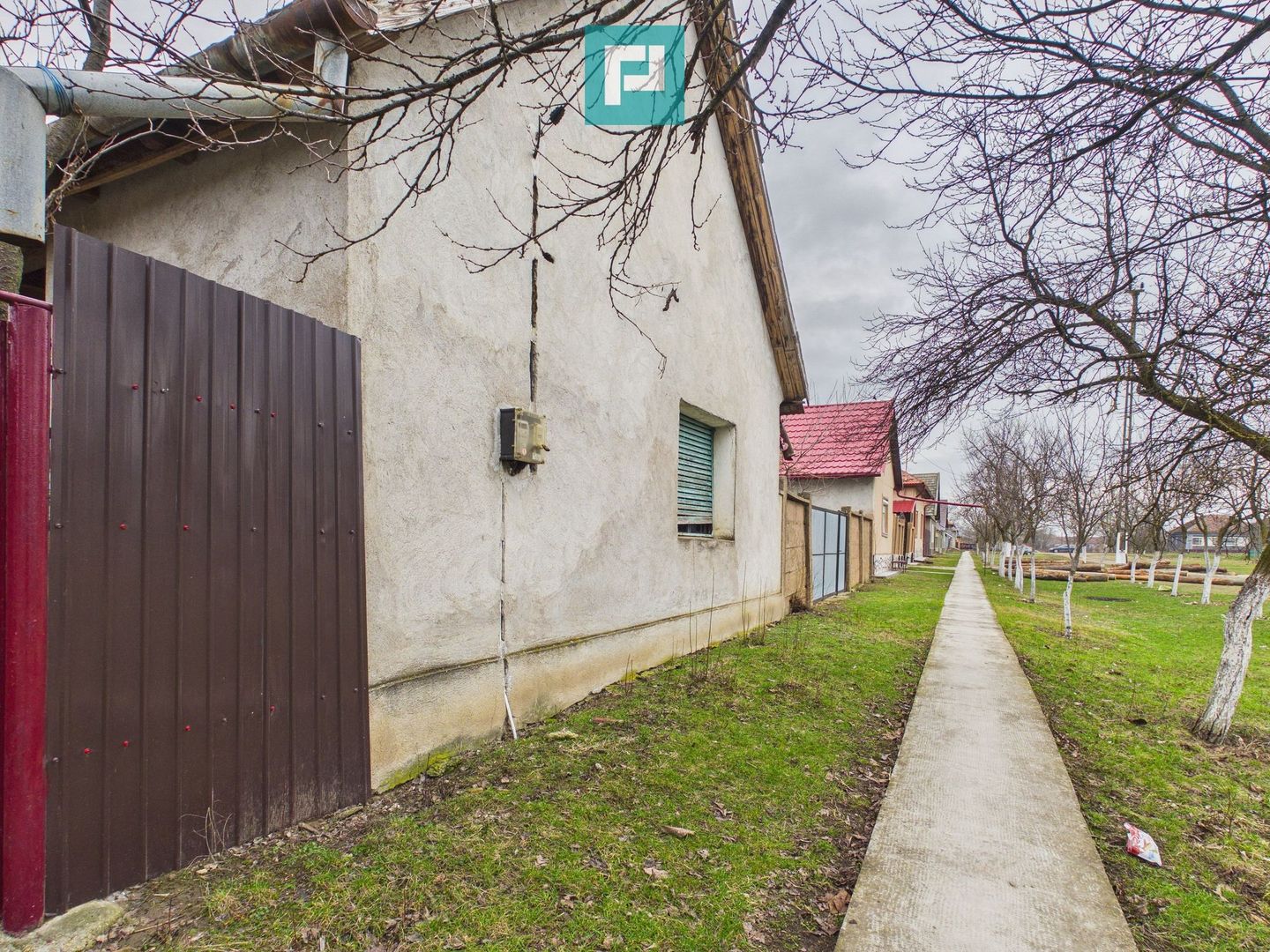 Casă modestă cu 3 camere de renovat în Mișca - Poză 2