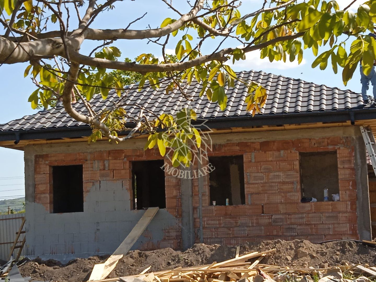 Proiect Casa 5 camere+garaj la rosu 44 mp-teren 553mp-Holboca - Poză 2