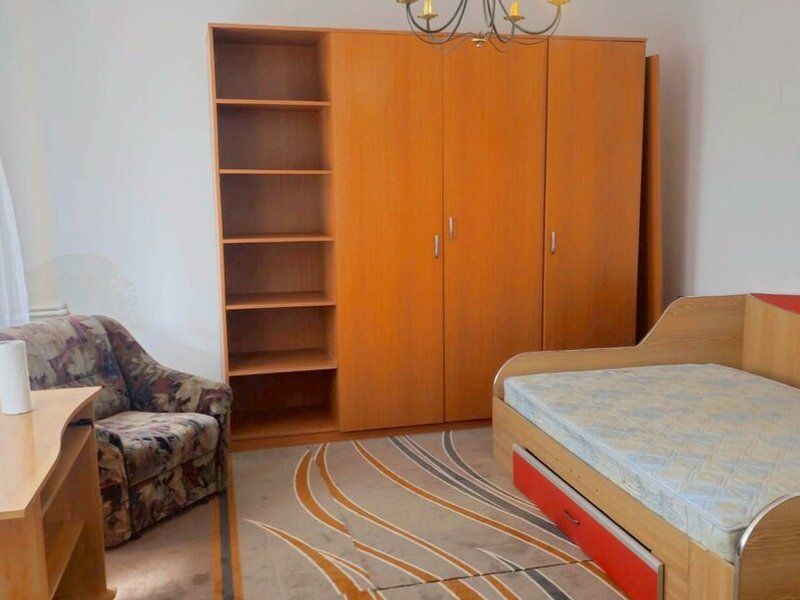 Garsoniera la casa, curte comuna - strada Razboieni - Poză 1