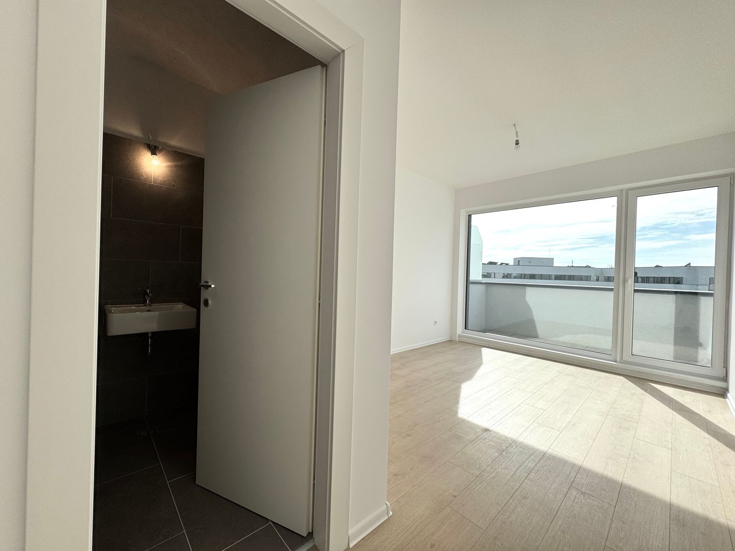 3 camere. Bucătărie închisă. Vedere panoramică. Reper Mall Colosseum - Poză 12
