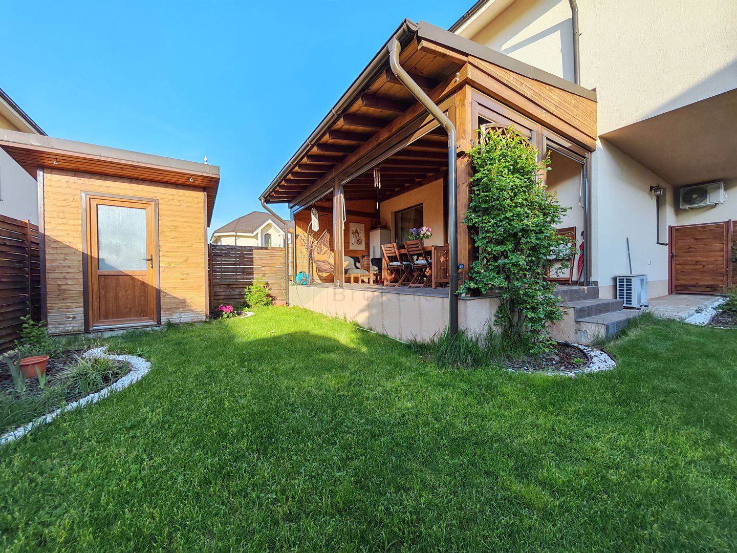 Prima inchiriere, vila cocheta, cu accente exotice - Poză 1