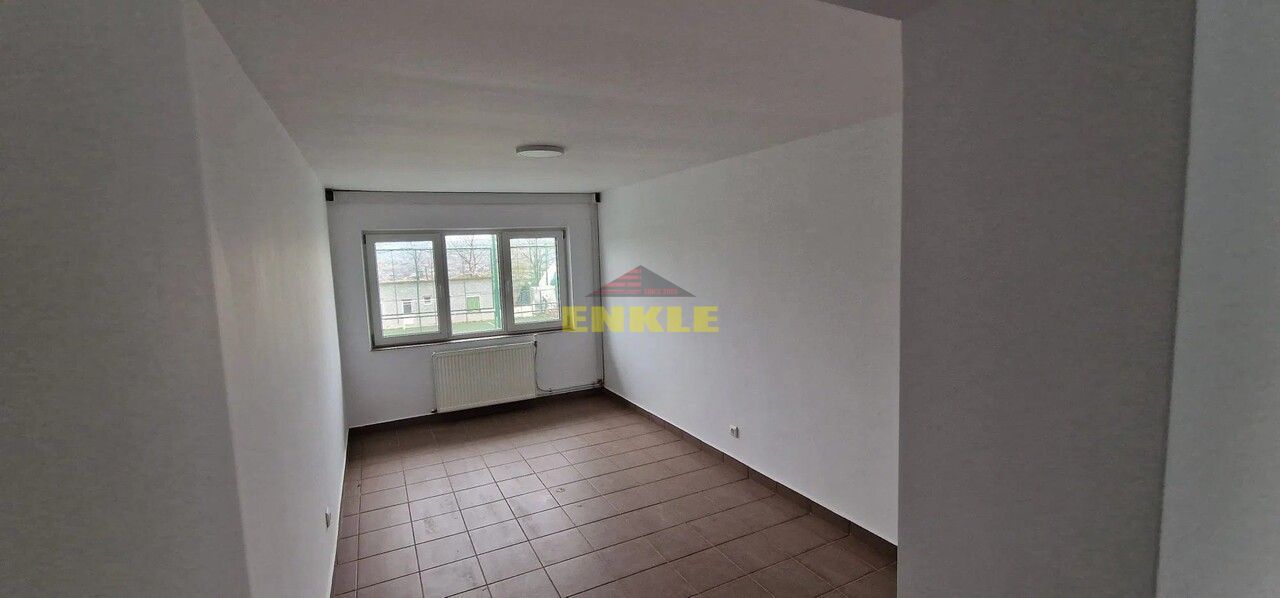 Cladire de inchiriat 400 mp cu teren de 1000 mp, zona Pacea -strada principala, pret 1500 euro - Poză 2