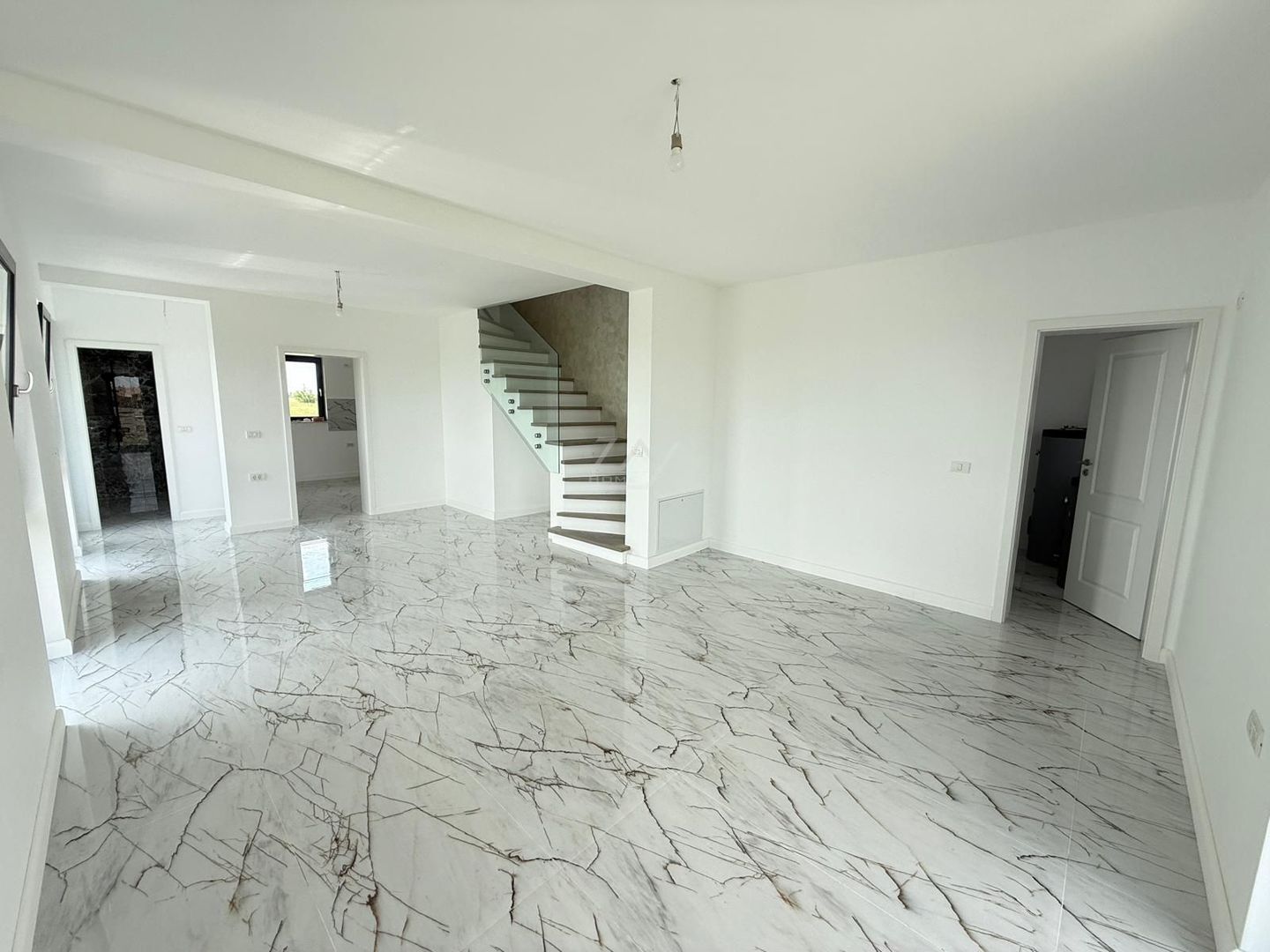 Duplex finalizat despartit prin camera tehnica. 3 dormitoare. 2 balcoane. - Poză 4