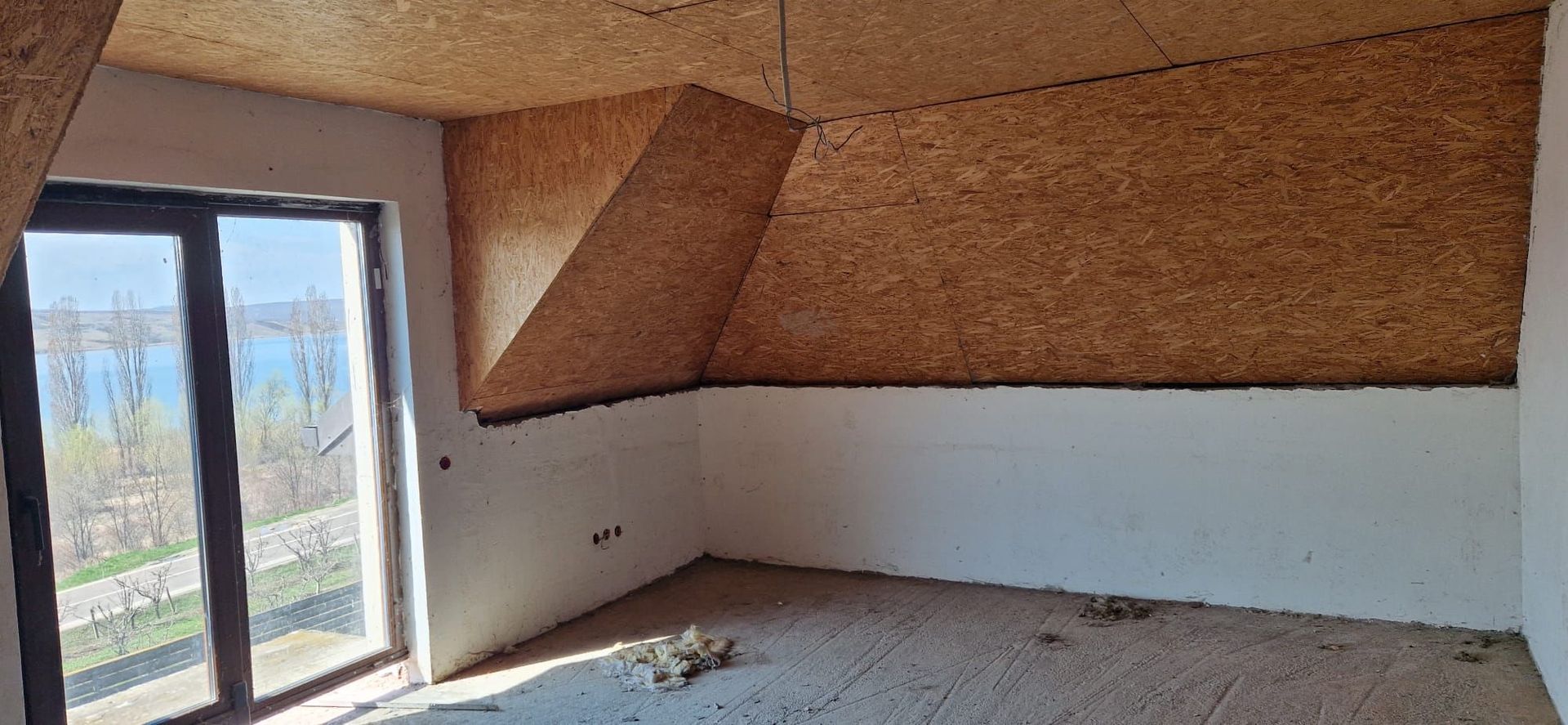 Vand vila la rosu cu teren 2700mp - Poză 9