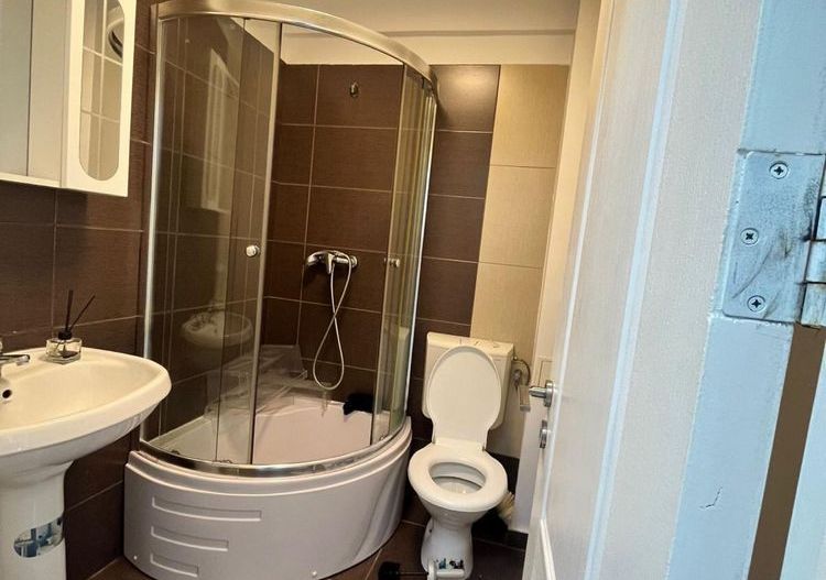 Vanzare apartament spatios 3 camere, 2 bai, bloc 2009, Titan, 10 min metrou - Poză 2