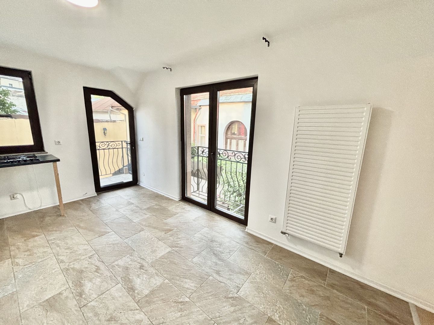 Apartament 3 Camere Spațios, Mobilat,  Curte și Balcon [ Zona Centrala ] - Poză 3