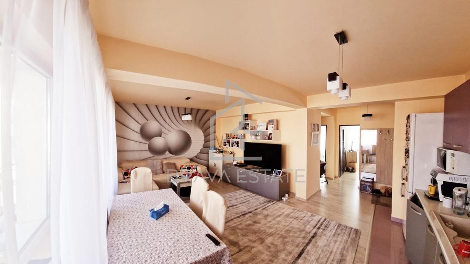 Apartament 3 camere, 2 balcoane ,parcare, zona Terra - Poză 1