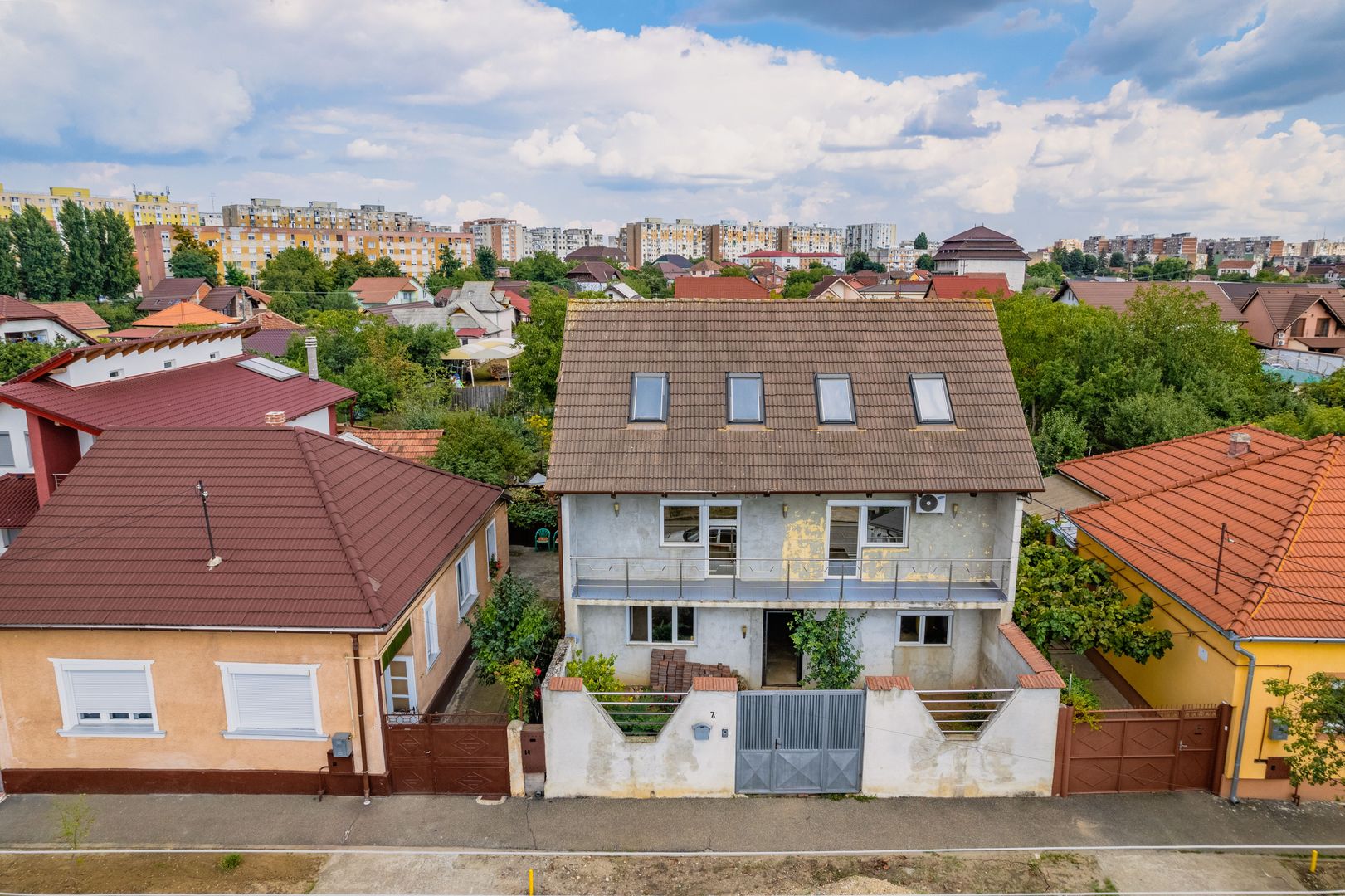 Vilă P+E+M în Bujac - Poză 1