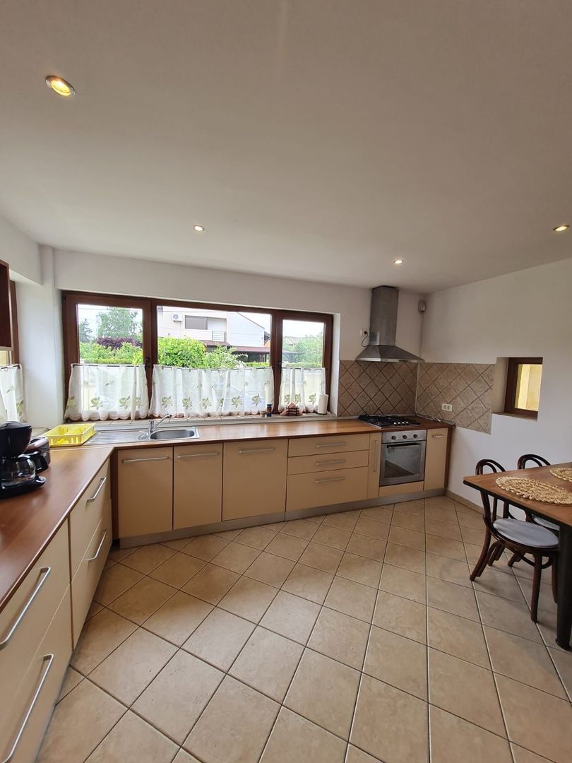 Vila spațioasă și recent renovată în Ghiroda! - Poză 79