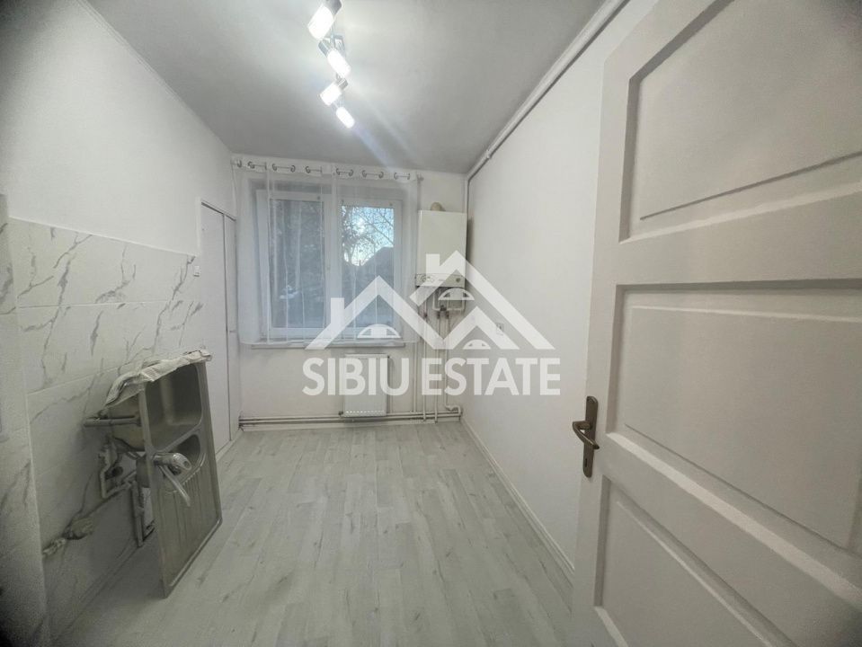 Apartament de vanzare cu 3 camere, balcon, etaj 1 -Zona Calea Dumbravii - Poză 5