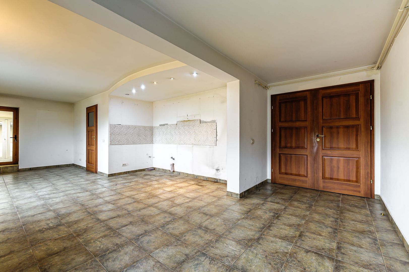 Imobil spațiu comercial și 11 apartamente - Poză 21