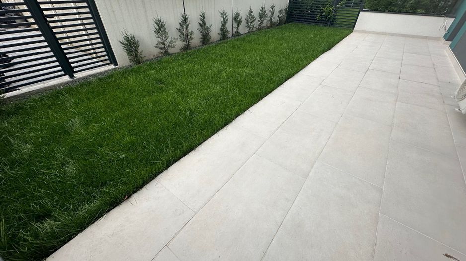 Apartment deosebit cu curte proprie se vinde complet mobilat - Poză 2