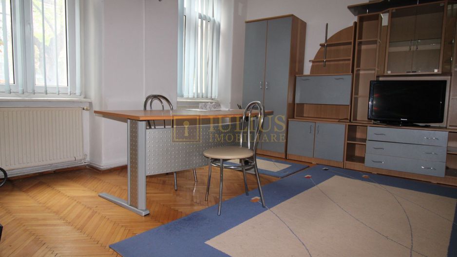 ideal pentru studenti sau o familie, cladire istorica, centrala proprie - Poză 2