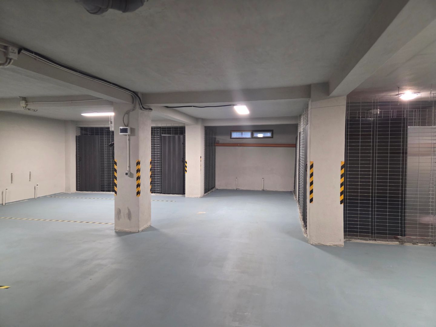 Spatiu subsol 227mp cu parcari subterane si boxe - Poză 4