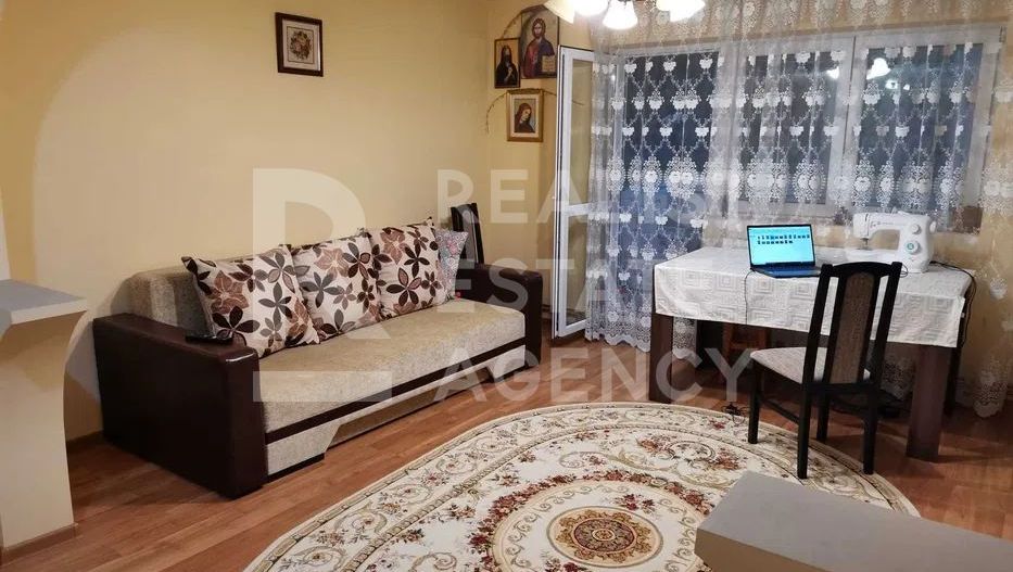 Vânzare, apartament cu 3 camere în zona Drumul Taberei - Poză 2