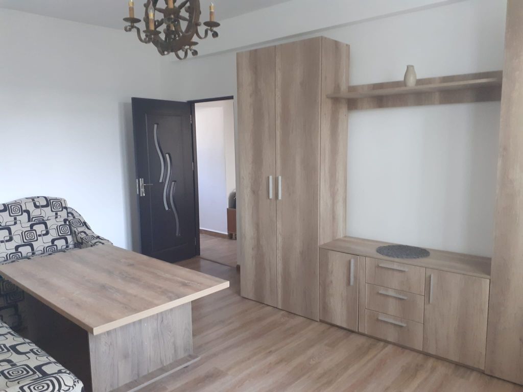 Închiriez apartament cu doua camere - Poză 1