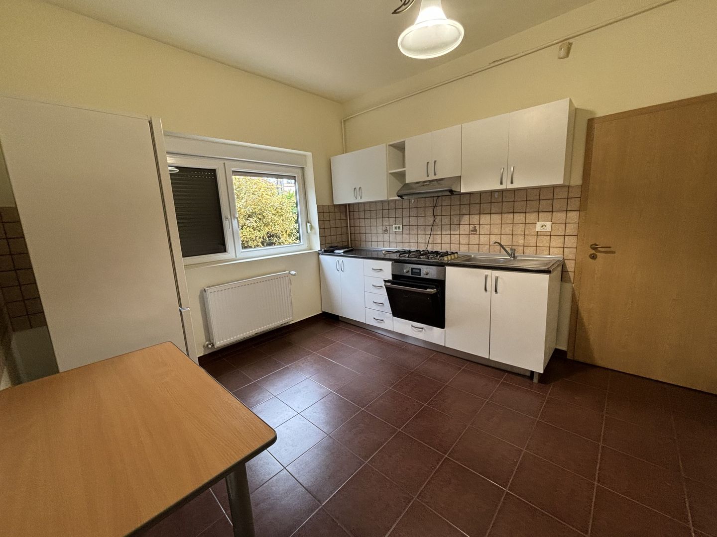 Vila spatioasa ideala pentru diferite activitati sau ptr.locuit -NEMOBILATA - Poză 3