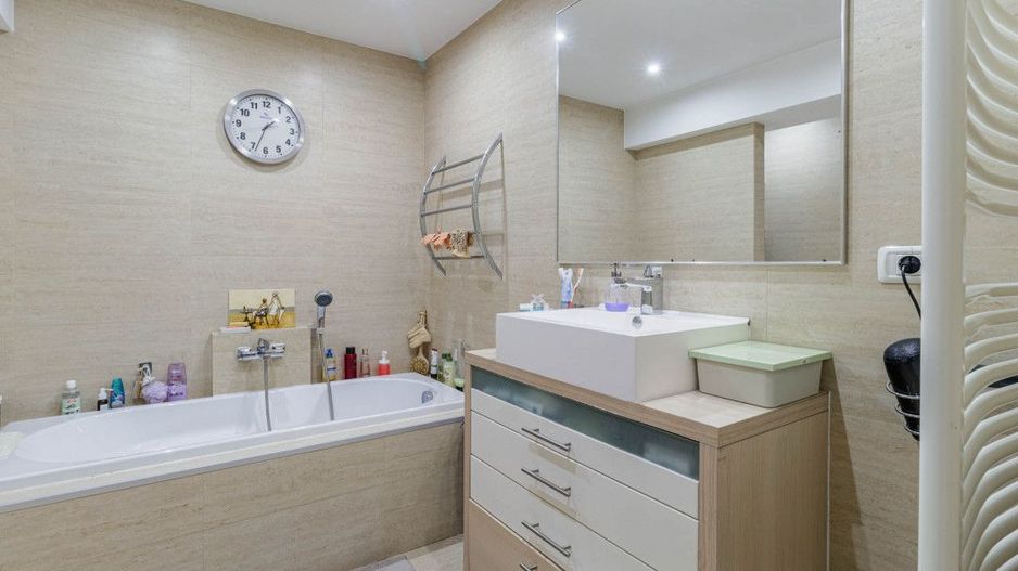 Clădire Modernă, Ideală pentru Locuință sau Afacere, cu Terasă Panoramică - Poză 14
