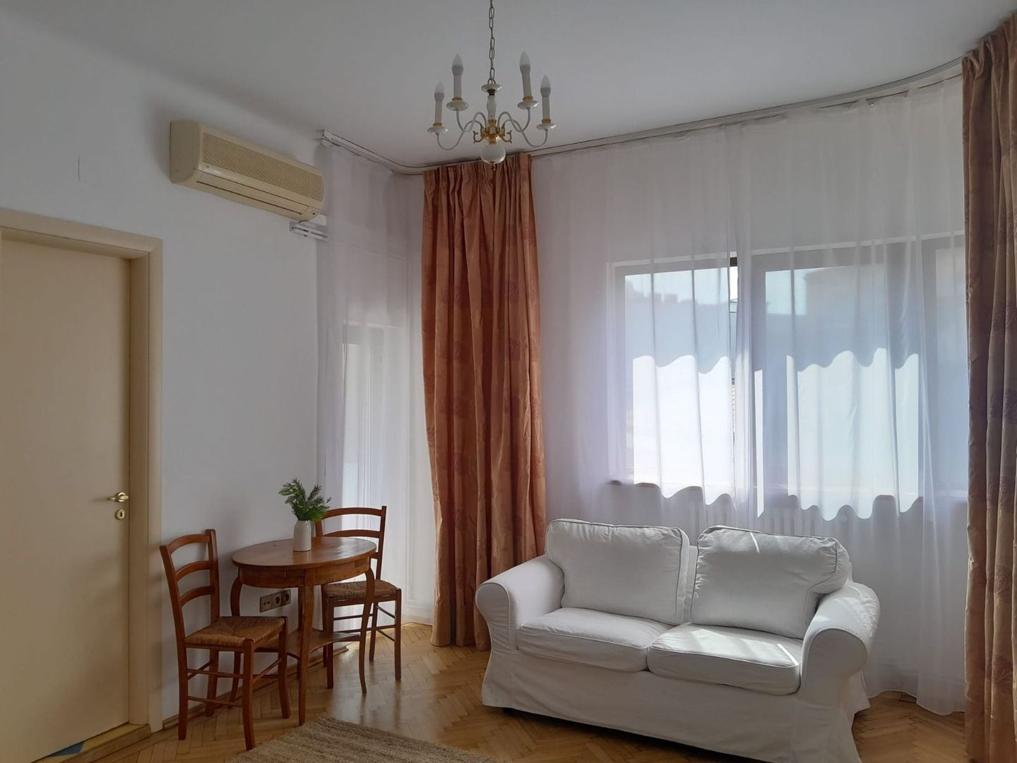 Apartament elegant 2 camere, Universitate, mobilat modern, centrală proprie. - Poză 1