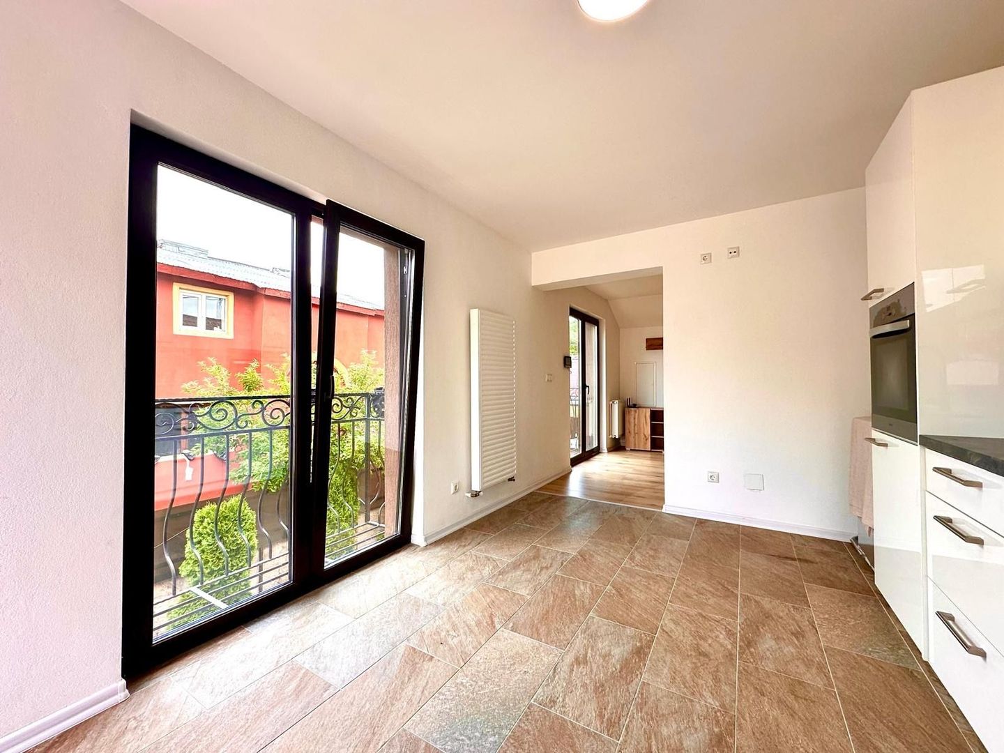 Apartament spațios cu 3 camere , - LA CURTE - 83 mp - Poză 1