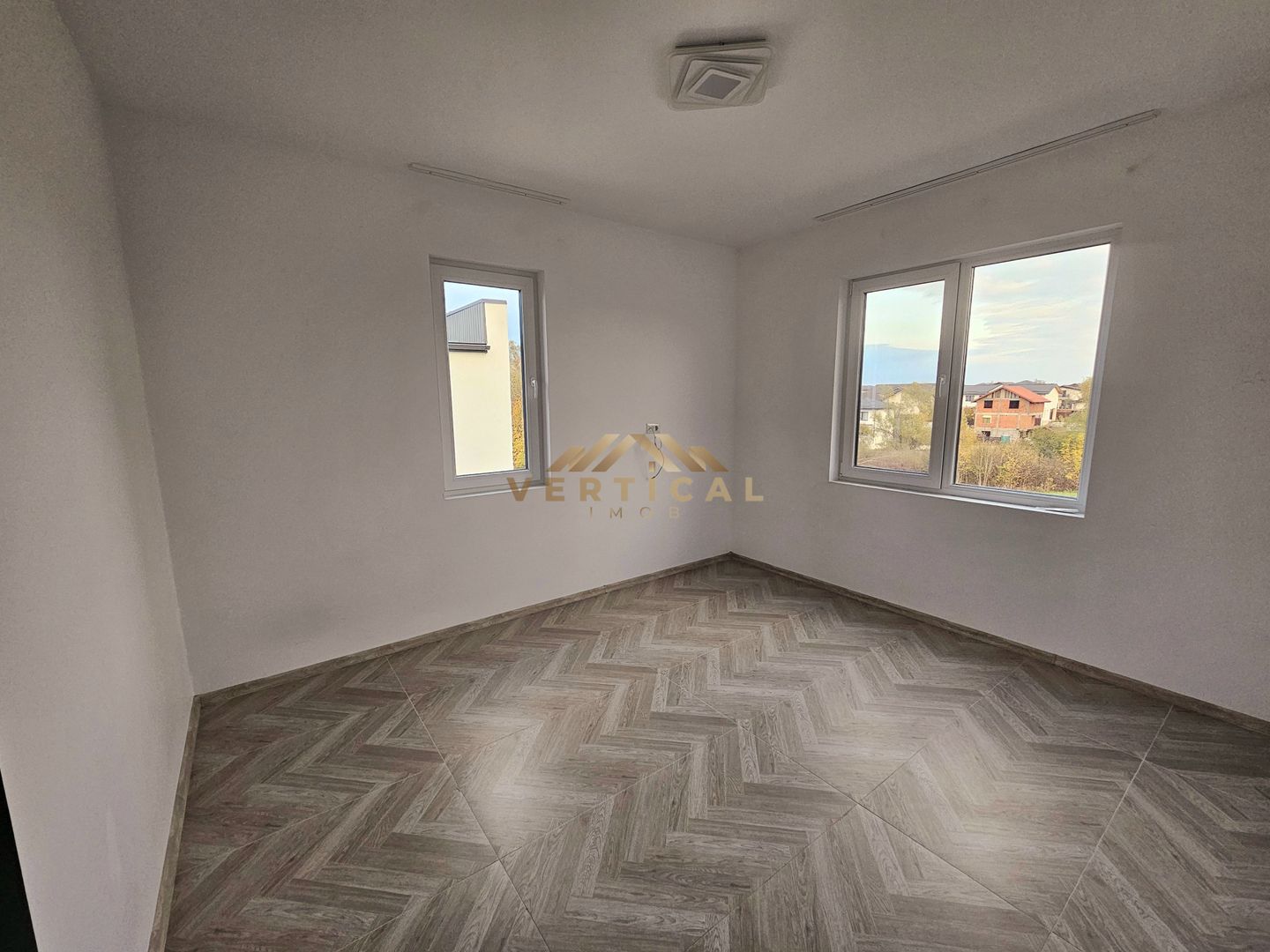 Vila la intrare in comuna Berceni - Poză 14