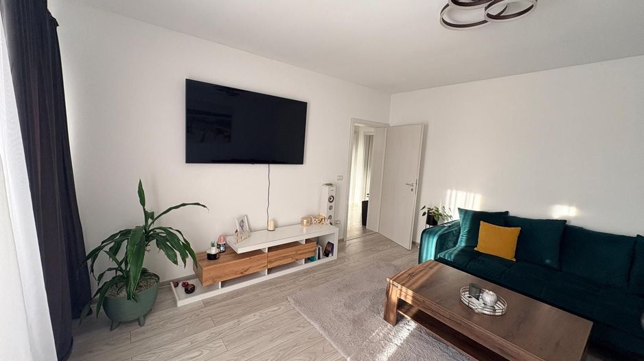 MOBILAT-UTILAT, 3 CAMERE, CURTE SPATOASA - Poză 12