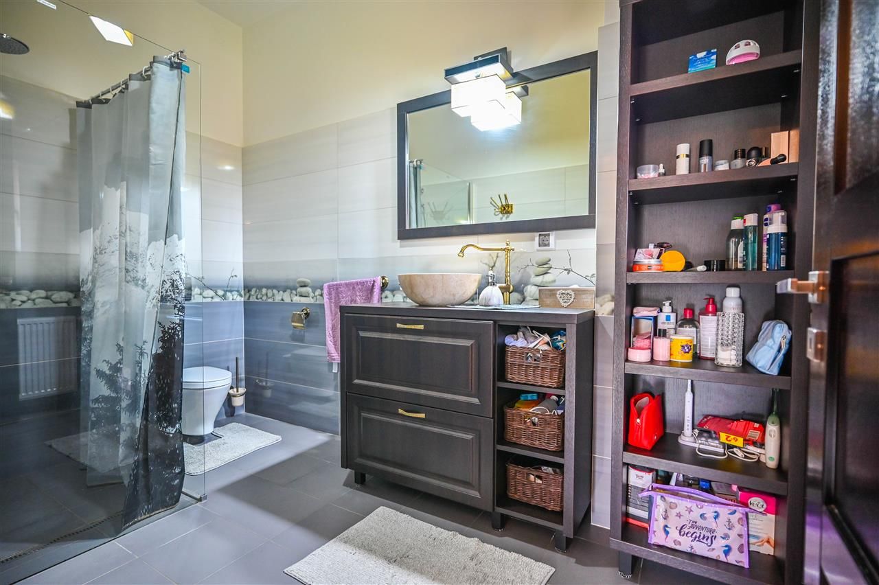 Somptuozitate in stil modern, 2 garaje, 3 terase, totul pe 1.000 mp teren - Poză 45