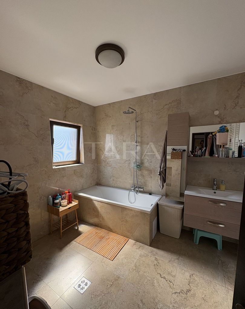 Apartament singur pe etaj, 2 balcoane și parcare, Andrei Mureșanu. - Poză 9