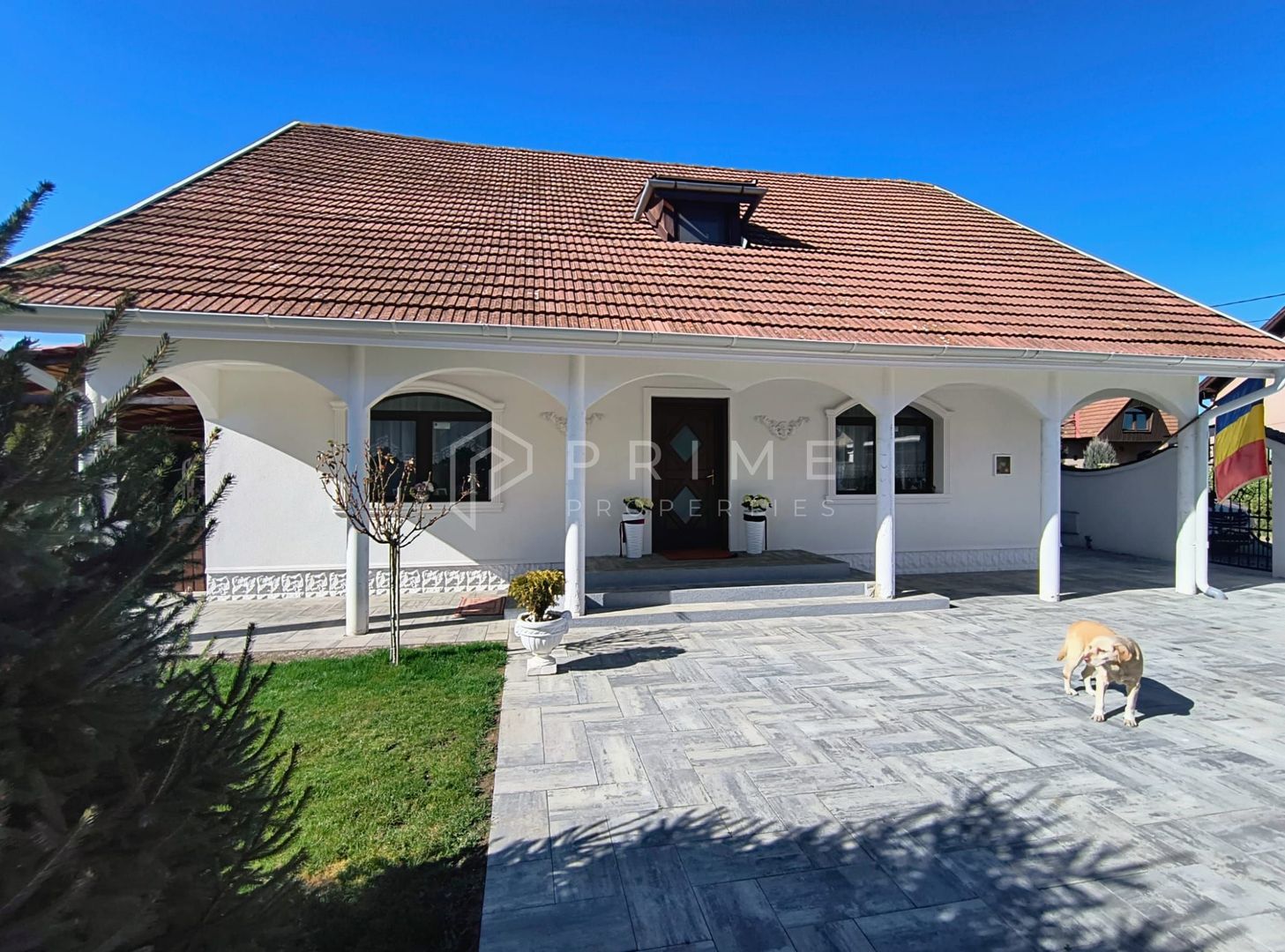 Casa perfectă pentru familie – curte, foișor cu grătar și garaj triplu - Poză 1