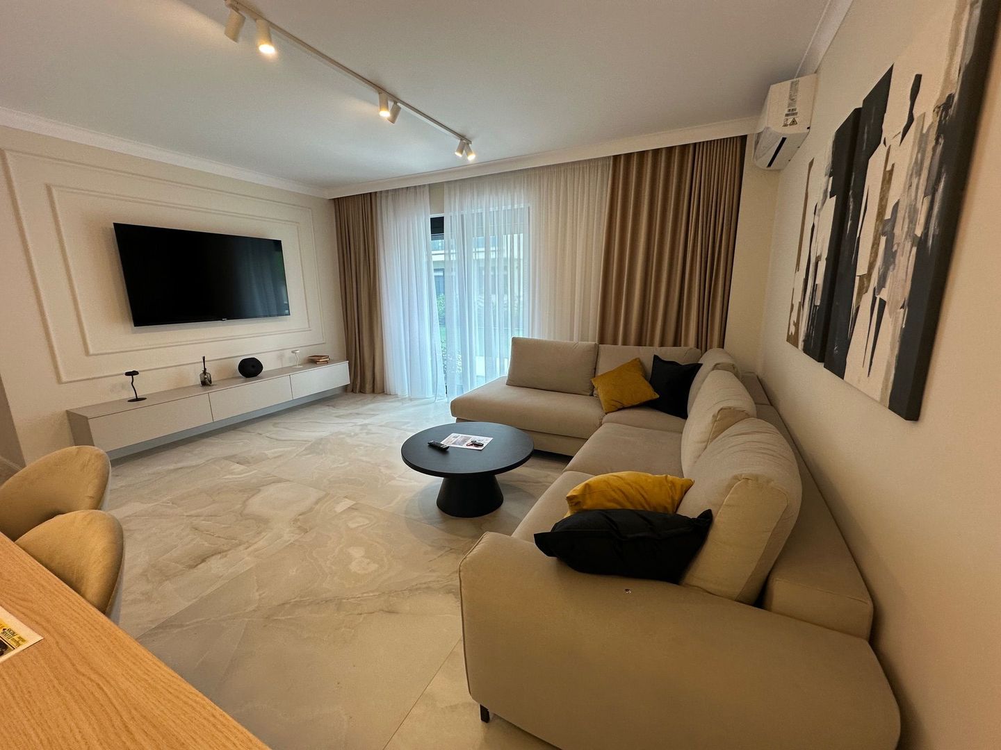 Apartment deosebit  se vinde complet mobilat - Poză 1