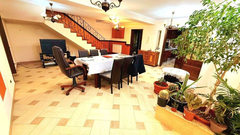 Cauți o casă mare sau spațiu pentru business? Aici le ai pe ambele! - Poză 1