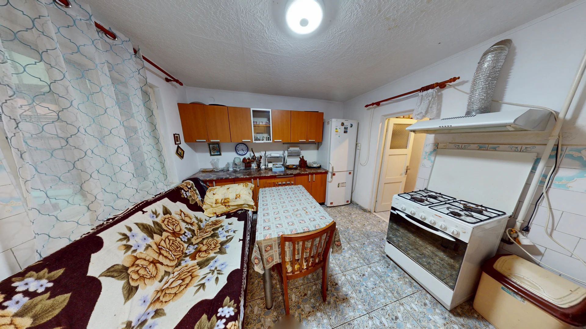 Casă de vânzare în Sânpetru Vechi - singur în curte, garaj, foișor - Poză 6