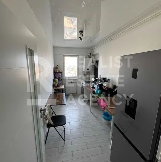 Vânzare, apartament cu 3 camere în zona Militari Residence - Poză 2